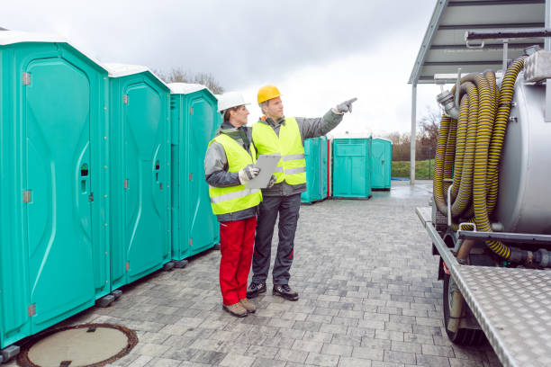 선적 전에 이동식 화장실을 검사하는 작업자 - portable toilet 뉴스 사진 이미지