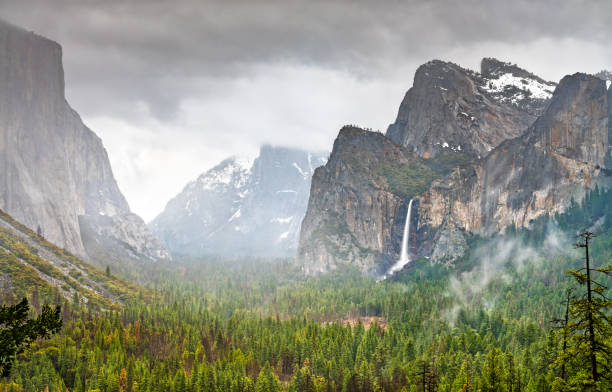 vista icónica do vale de yosemite em califórnia - mist mountain range californian sierra nevada cliff - fotografias e filmes do acervo