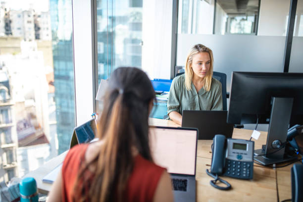 empresas argentinas trabajan en ordenadores portátiles en oficina - cubicle using computer computer office fotografías e imágenes de stock