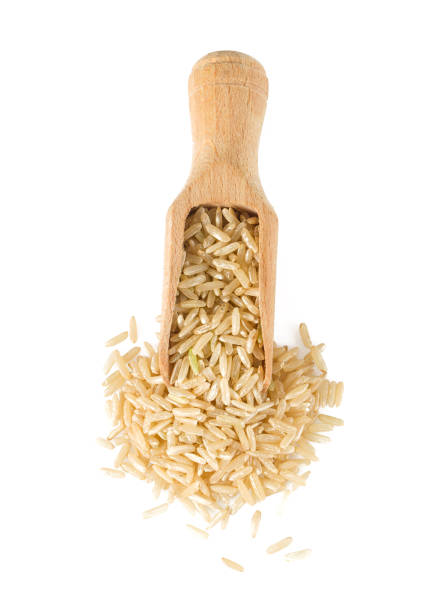 riso integrale isolato su bianco - brown rice rice brown scoop foto e immagini stock