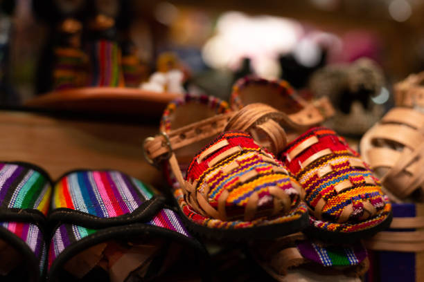 típico sapatos coloridos guatemaltecos - artesanato tradicional da guatemala- lembranças antigua guatemala - art tribal art traditional culture multi colored - fotografias e filmes do acervo