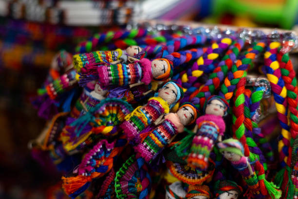 bonecas guatemalteca típicas bonecas coloridas da preocupação no mercado - art tribal art traditional culture multi colored - fotografias e filmes do acervo