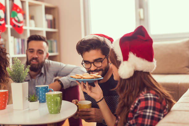 freunde, die am weihnachtsmorgen zu hause spaß haben - communication discussion coffee christmas stock-fotos und bilder