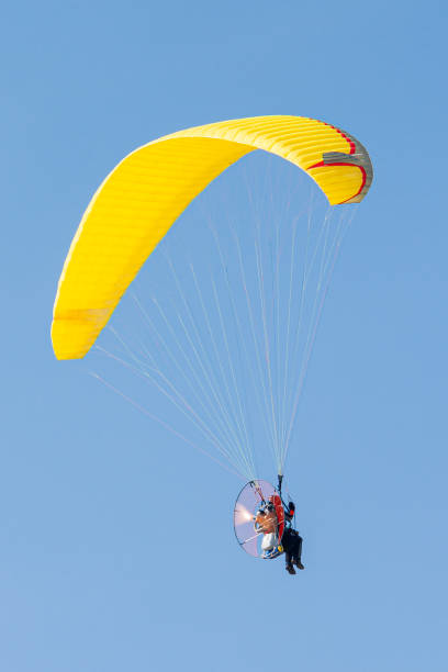 gleitschirm am himmel. - paragliding sport austria parachuting stock-fotos und bilder