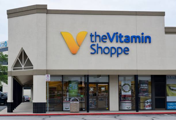le magasin vitamin shoppe à humble, texas. - strip mall shopping mall road street photos et images de collection