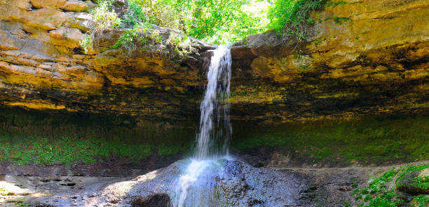 splendida vista sulla famosa cascata moldava situata vicino al villaggio di saharna, - moldavia europa orientale foto e immagini stock