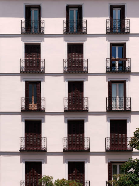 zbliżenie białego apartamentowca z balkonami w madrycie, hiszpania. - building exterior store closed photography zdjęcia i obrazy z banku zdjęć