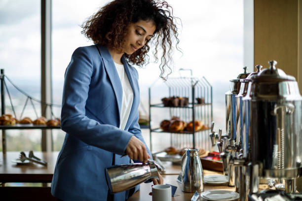 mujer empresaria teniendo un descanso para el café en la reunión de negocios - meeting business breakfast seminar fotografías e imágenes de stock