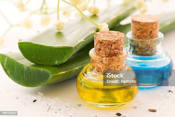 Aloe Con Olio Per Massaggio - Fotografie stock e altre immagini di Aloe - Aloe, Aromaterapia, Ayurveda