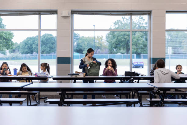 grupo de escolares almorzando - comedor fotografías e imágenes de stock