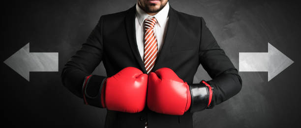 hombre de negocios con guantes de boxeo rojo - ready to fight fotografías e imágenes de stock