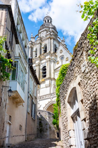 cattedrale di san luigi di blois e stradine di blois, valle della loira, francia - loire valley foto e immagini stock