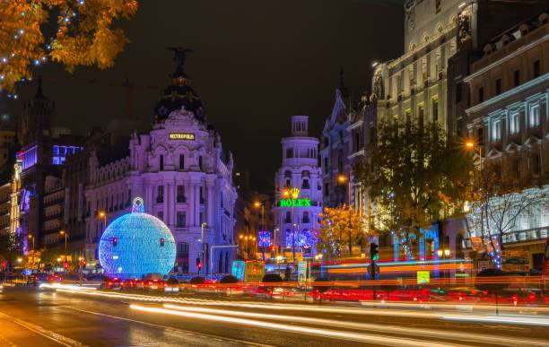 ulice gran via za soumraku osvětlená vánočními světly. - madrid christmas - stock snímky, obrázky a fotky
