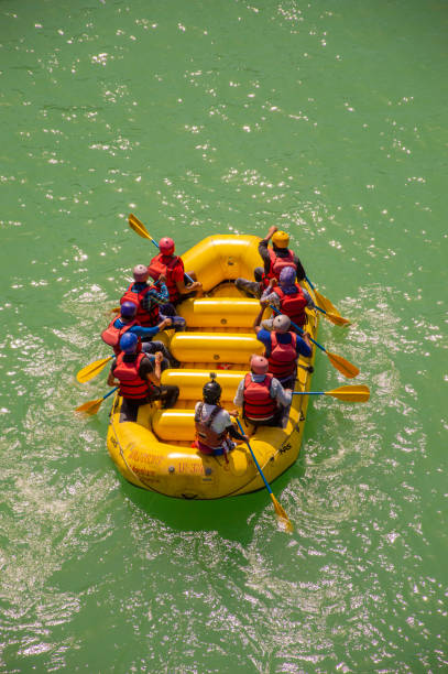 노란 뗏목에서 래프팅 그룹의 래프팅 - 리시케시의 래프팅 강 - rafting white water rafting water sport cooperation 뉴스 사진 이미지