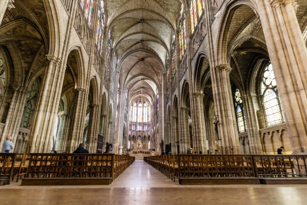 o interior e a nave da catedral da basílica de saint-denis, paris - cathedral gothic style indoors church - fotografias e filmes do acervo