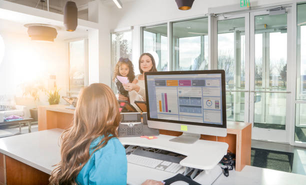 lobby recepcionista com pacientes - recepção de hotel - fotografias e filmes do acervo