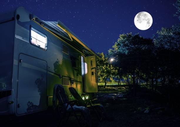 summer night rv camping - rving imagens e fotografias de stock