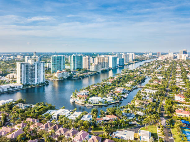 flug über die atlantikküste von südflorida - apartment skyscraper florida architecture stock-fotos und bilder