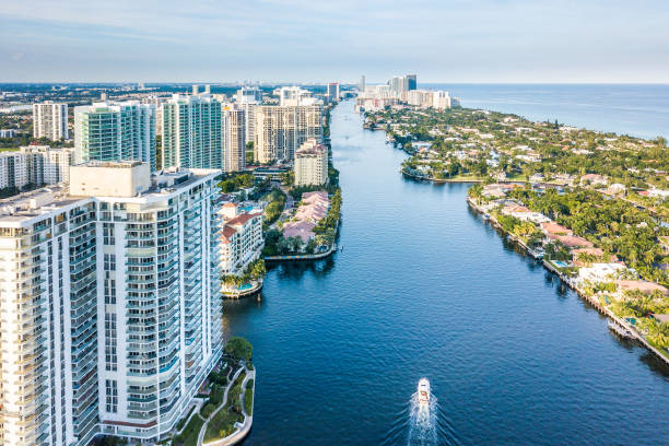 volo sulla costa atlantica della florida meridionale - waterfront property foto e immagini stock