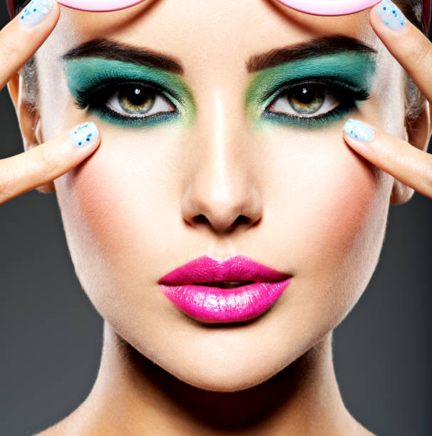  Hermosa Cara De Una Mujer Con Verde Vivo Maquillaje De Ojos Foto de stock y más banco de imágenes de Sombreador de ojos verde