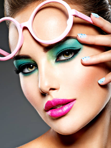 schönes gesicht einer frau mit grünen lebendigen make-up der augen - green eyeshadow stock-fotos und bilder