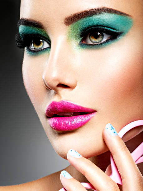 красивое лицо женщины с зеленым ярким макияжем глаз - green eyeshadow стоковые фото и изображения