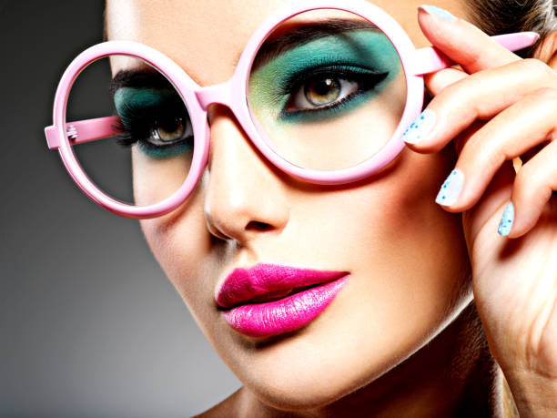 schönes gesicht einer frau mit grünen lebendigen make-up der augen - green eyeshadow stock-fotos und bilder