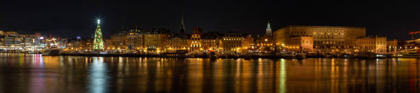 imagen panorámica de gamla stan, estocolmo, suecia, frente al agua por la noche y en navidad - stockholm market europe sweden fotografías e imágenes de stock