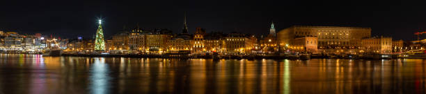 image panoramique de gamla stan, stockholm, suède, front de l'eau la nuit et à noel - stadsholmen photos et images de collection