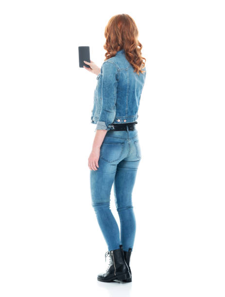 pleine longueur / vue arrière / dos / une personne de 20-29 ans adulte belle rousse / cheveux longs caucasien femme / jeunes femmes photographie debout qui prend un selfie / photographier et tenir téléphone mobile / en utilisant le téléphone intellige - one young woman only only young women one woman only 20 25 years photos et images de collection