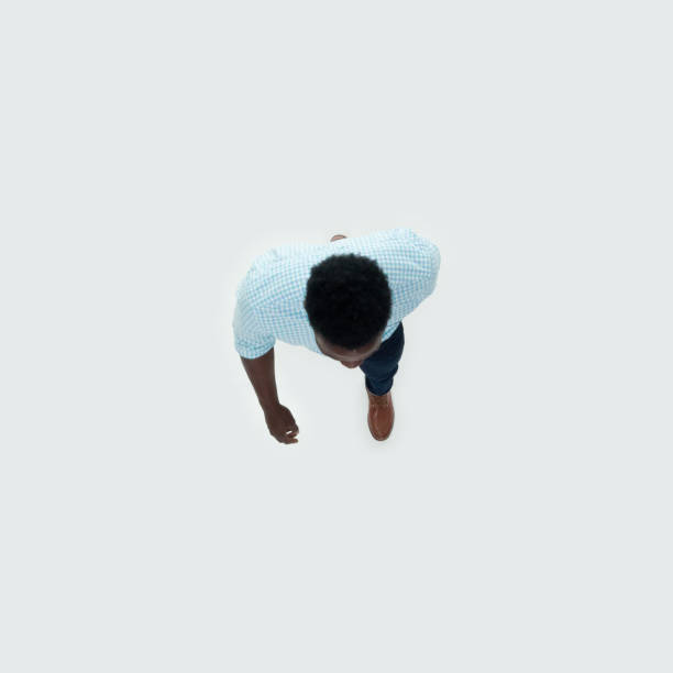 Directly above view / aerial view / full length / one man only / one person of 20-29 years old adult handsome people curly hair / short hair generation z / african ethnicity / african-american ethnicity / caucasian male / young men walking who is smiling / happy / cheerful / laughing directamente por encima de la vista / vista aérea / longitud completa / un hombre solamente / una persona de 20-29 años adultos guapopersonas personas rizadas / generación de pelo corto z / etnia africana / etnia afroamericana / hombres caucásicos / j�