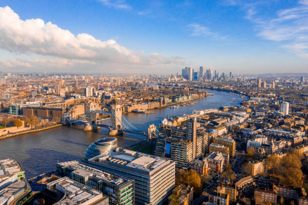панорамный вид с воздуха на лондон, великобритания. красивые небоскребы, река темза - uk river panoramic reflection стоковые фото и изображения