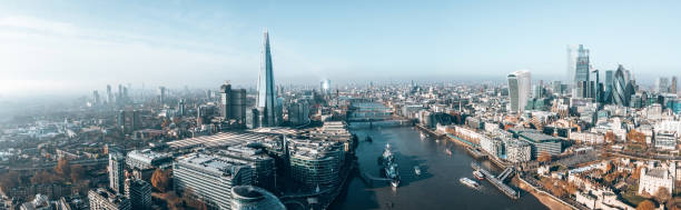 потрясающий панорамный вид на реку темзу, осколок - uk river panoramic reflection стоковые фото и изображения