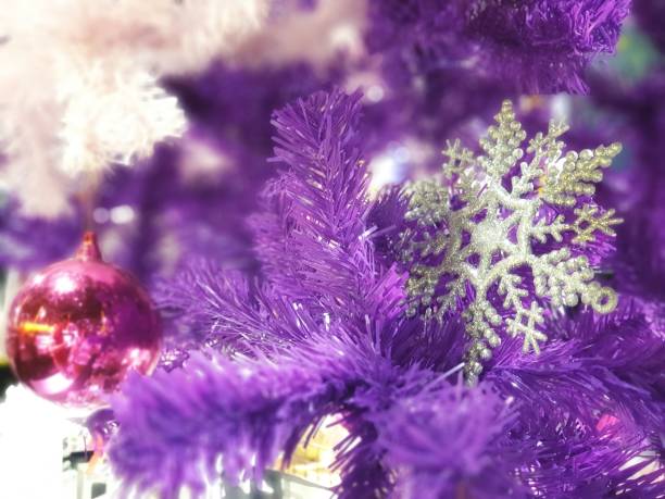 árvore de natal violeta decorada e neve dos ornamentos em comemorar o dia de natal do festival - snow fake snow isolated christmas ornament - fotografias e filmes do acervo