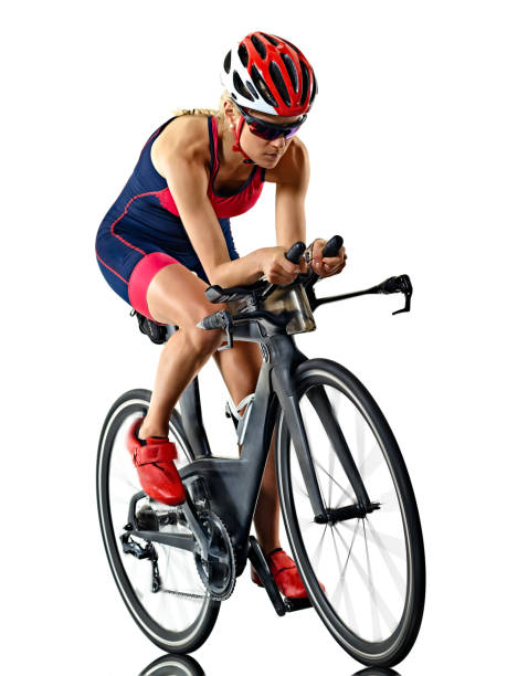femme triathlon triathlète ironman athlète cycliste cycliste vélo fond blanc isolé - triathlon cycling bicycle competition photos et images de collection