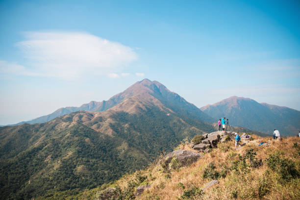 サンセットピーク、ランタオ島、香港への道をハイキングする多くの人々 - people traveling journey group of people hiking ストックフォトと画像