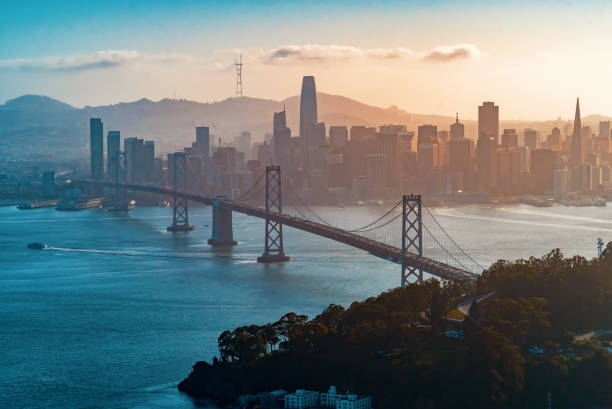 luftaufnahme der bay bridge in san francisco - bay bridge bridge california dawn stock-fotos und bilder