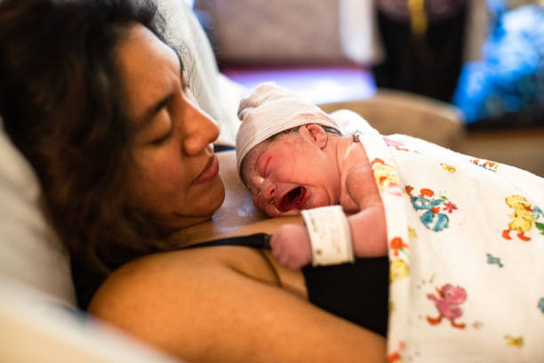 mother and newborn baby in hospital bed bonding - 4724 imagens e fotografias de stock