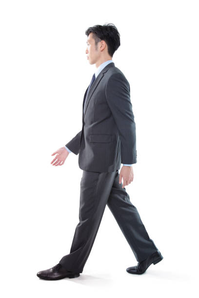 вид сбоку молодого азиатского бизнесмена, гуляя по белому фону - suit full length businessman 20s стоковые фото и изображения