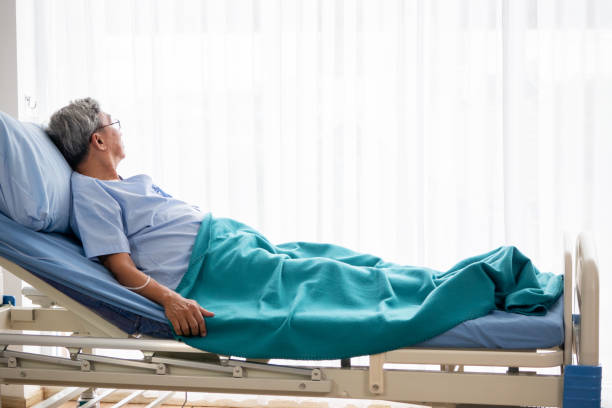 azjatycki pacjent leżący na szpitalnym łóżku w sali szpitalowej. - lying in bed zdjęcia i obrazy z banku zdjęć