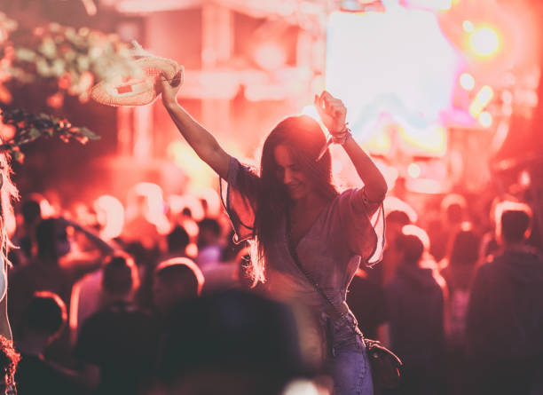 beztroska kobieta bawiąc się na festiwalu muzycznym. - music festival popular music concert music crowd zdjęcia i obrazy z banku zdjęć