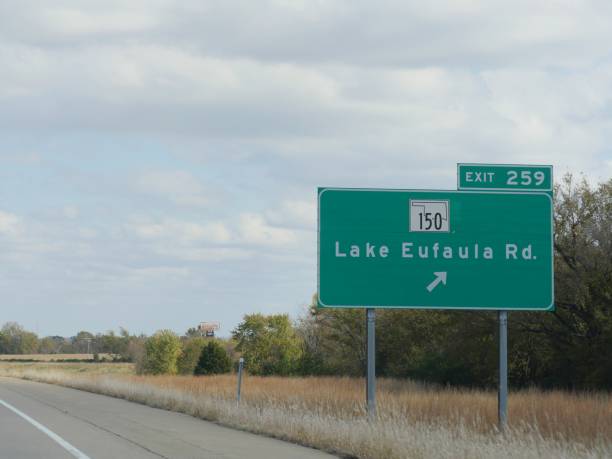 schildern sie entlang der straße mit wegbeschreibung zum see eufala, oklahoma. - oklahoma sign road sign sky stock-fotos und bilder