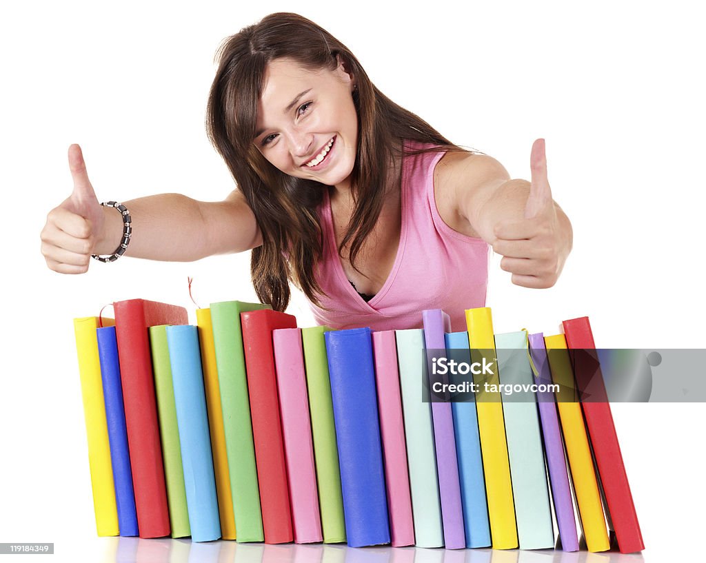 Bambina con la pila di libro mostrando il pollice in alto. - Foto stock royalty-free di Adolescente