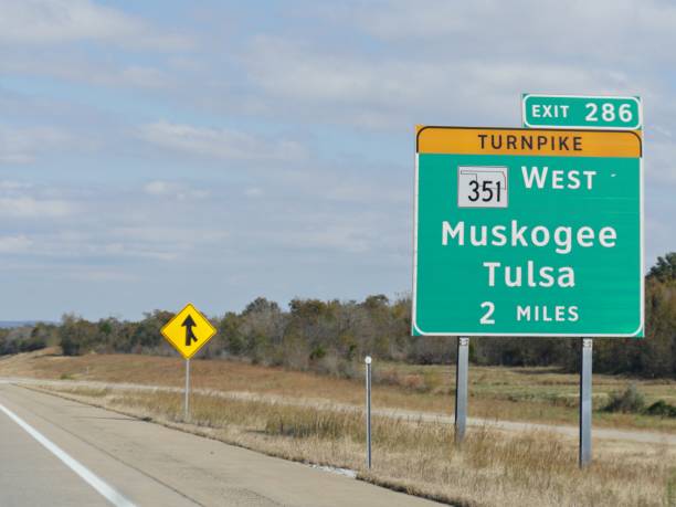 nahaufnahme des wegweisers und wegbeschreibungen nach muskogee und tulsa, oklahoma. - oklahoma sign road sign sky stock-fotos und bilder