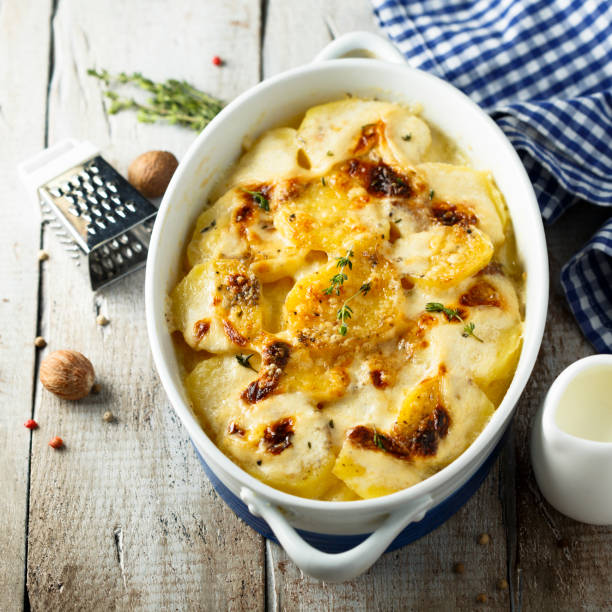 zapiekanka ziemniaczana - dauphinois zdjęcia i obrazy z banku zdjęć