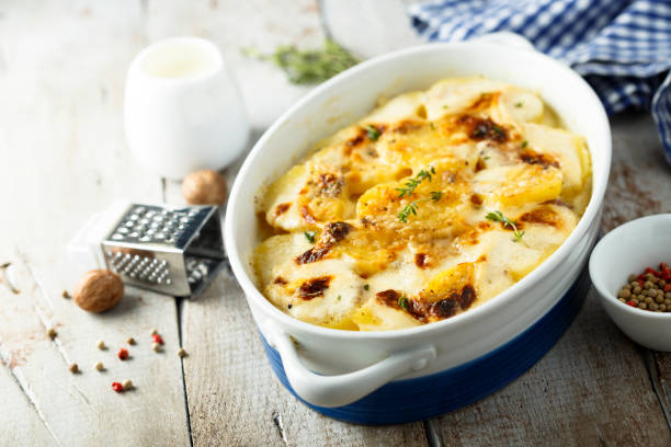 kartoffelgratin - dauphinois stock-fotos und bilder