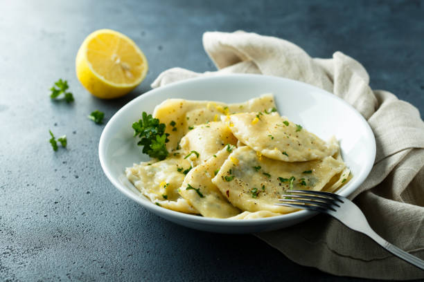 ラビオリ - edible mushroom mushroom ravioli basil ストックフォトと画像