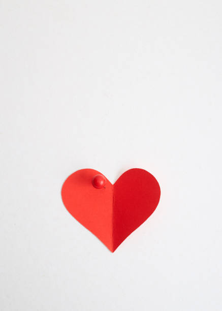 red heart paper with red pin on white - adhesive note note pad clothespin reminder imagens e fotografias de stock