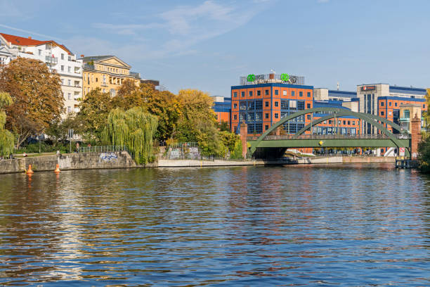 rive del fiume spree bundesratufer con ponte lessing, edifici della ncr corporation e della house lessing - national cash register foto e immagini stock