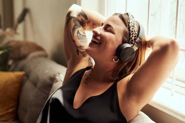 музыка - это путь к моему сердцу - headphones women tattoo music стоковые фото и изображения